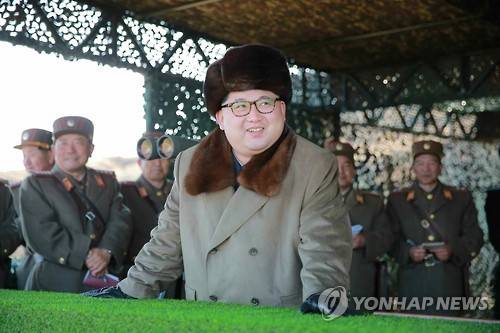 북한군, 우리나라 겨냥 상륙훈련…김정은 참관    (서울=연합뉴스)  북한군이 우리나라를 겨냥한 상륙 및 상륙 저지(반상륙) 방어훈련을 실시했으며, 김정은 국방위원회 제1위원장이 이를 참관했다. 북한 매체들은 훈련이 실시된 날짜는 밝히지 않았지만, 북한 내륙에 파고들어 최고지도부를 포함한 핵심 표적을 파괴하는 훈련이 포함된 한미연합훈련인 키리졸브(KR) 연습이 지난 18일 종료된 시점에 맞춰 열린 것으로 보인다. 사진은 20일자 노동신문에 게재된 북한군 상륙훈련 장면들.  2016.3.20      << 국내에서만 사용가능. 재배포 금지. For Use Only in the Republic of Korea. No Redistribution >>   nkphoto@yna.co.kr