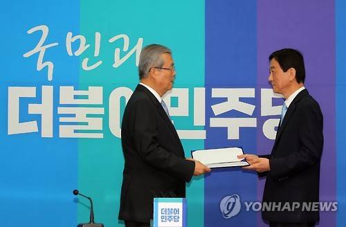 입당원서 제출하는 진영     (서울=연합뉴스) 이정훈 기자 = 새누리당 공천에서 배제된 뒤 탈당한 3선의 진영 의원이 20일 오전 국회에서 더불어민주당 입당 기자회견을 하기 앞서 김종인 비상대책위 대표에게 입당원서를 제출하고 있다.