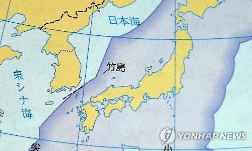 독도를 일본 영토로 규정한 고교교과서 지도 (도쿄=연합뉴스) 이세원 특파원 = 18일 일본 문부과학성의 검정을 통과한 일본 고교 사회 교과서에 실린 지도에 독도가 일본 영토로 구분돼 있다. 2016.3.18 sewonlee@yna.co.kr