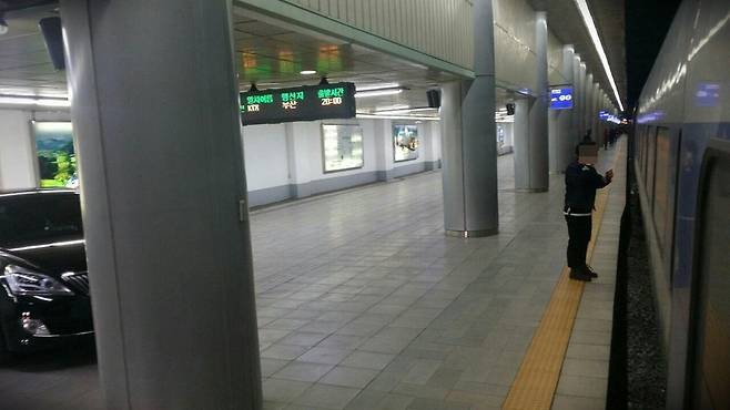 황교안 총리가 서울역 플랫폼에 내린 뒤 황 총리의 승용차가 돌아 나가고 있다. 익명의 독자 제공