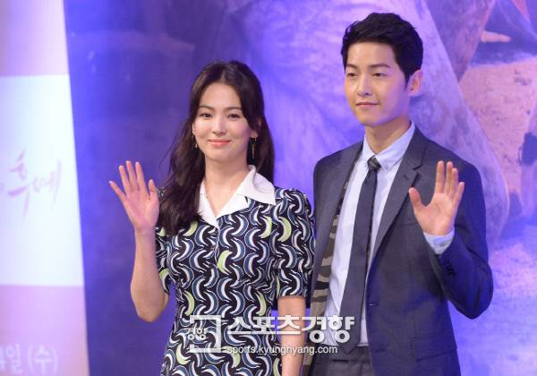 송혜교, 송중기가 지난달 22일 서울 강남구 임피리얼 팰리스 서울에서 열린 KBS 드라마 &amp;lt;태양의 후예&amp;gt; 제작발표회에서 포토타임을 갖고 있다. 이석우 기자 foto0307@kyunghyang.com