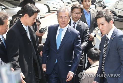 김종인 만나러 급거 상경한 문재인     (서울=연합뉴스) 임헌정 기자 = 더불어민주당 문재인 전 대표가 김종인 비상대책위원회 대표와 면담을 위해 22일 서울 구기동 김 대표 자택으로 들어가고 있다.