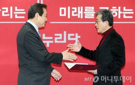 새누리당 김무성 대표가 11일 서울 여의도 당사에서 열린 공천관리위원회 3차 전체회의에 앞서 이한구 공천관리위원장에게 임명장을 수여하고 있다. 새누리당은 이달 말까지 공관위를 통해 경선에 앞선 공천 절차를 마무리한 뒤, 3월 중순까지 전국 경선을 마치고 총선 후보자를 최종 확정한다는 계획이다. 2016.2.11/뉴스1  <저작권자 © 뉴스1코리아, 무단전재 및 재배포 금지>