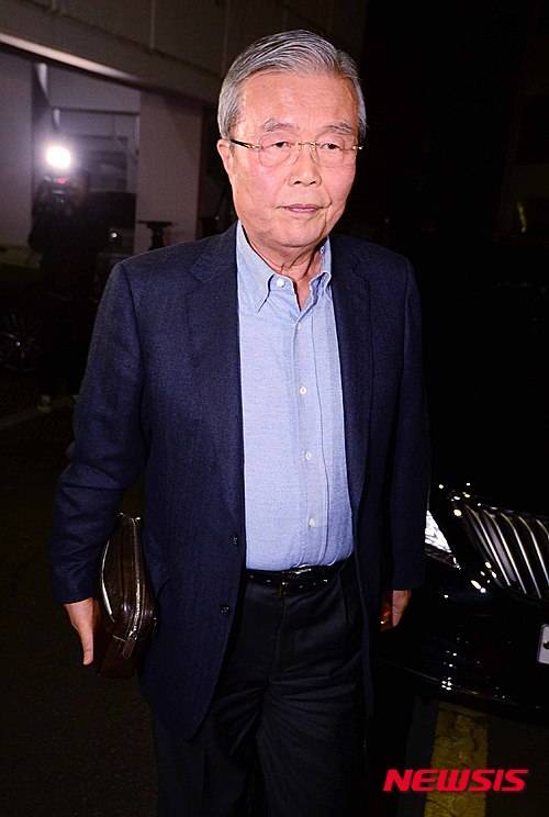 【서울=뉴시스】전신 기자 = 더불어민주당 김종인 비대위 대표가 외출을 마치고 22일 서울 구기동 자택으로 들어서고 있다. 이날 박영선·우윤근·표창원·김병관 비대위원은 김 비대위 대표를 만나 사의를 표명했다. 2016.03.22.   photo1006@newsis.com