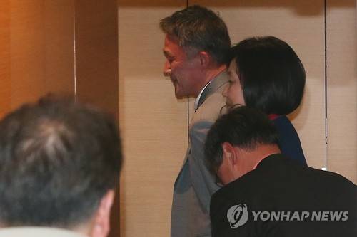 비대위원들의 인사     (서울=연합뉴스) 서명곤 기자 = 22일 밤 서울 종로구 구기동 더불어민주당 김종인 비상대책위 대표의 자택을 방문했던 박영선, 우윤근 비대위원 등이 면담을 마친 뒤 김 대표의 자택을 나서며 인사를 하고 있다.