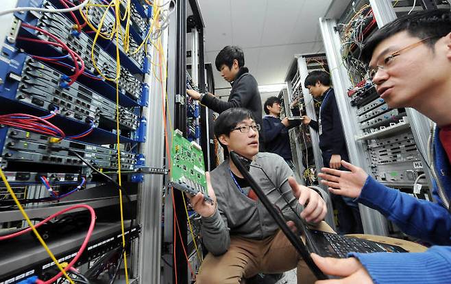 다산네트웍스 직원이 네트워크 장비를 시험하고 있다.