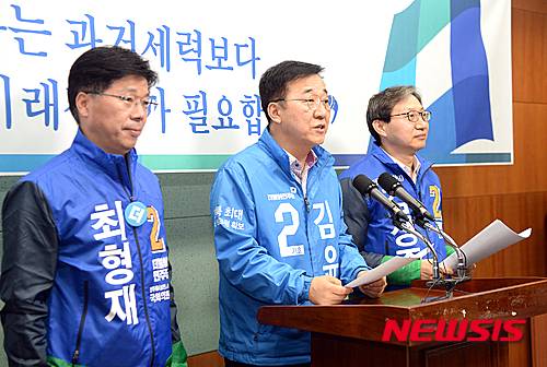 【전주=뉴시스】유영수 기자 = 더불어민주당 김윤덕(전주시 갑), 최형재(전주시 을), 김성주(전주시 병) 후보는 24일 전북도의회 브리핑룸에서 기자화견을 갖고 '말만 잘하는 과거 권력보다 일을 잘하는 미래정치가 필요하다'며 '젊은 전주 세명의 후보가 책임지겠다'고 밝혔다.2016.03.24.   yu0014@newsis.com