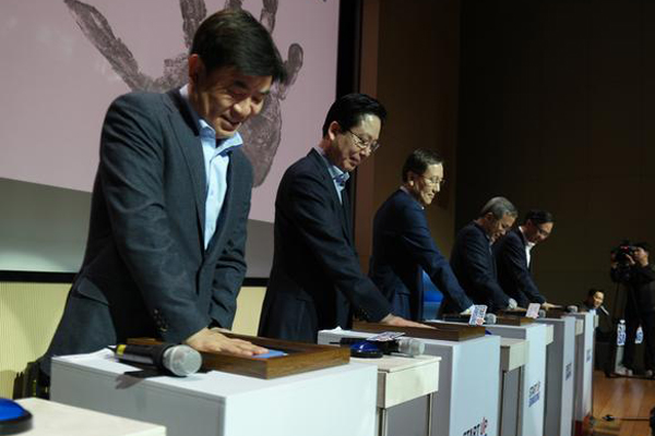 Samsung Electronics executives attended the handprint ceremony after proclaiming the so-called “start-up” initiative aiming to reinvent its corporate culture. From left are President Kim Hyeon-seok, Vice President Seo Byung-sam, Vice President Kim Ki-ho, President Jun Dong-soo and President Kim Young-ki.  [Photo: Samsung Electronics]