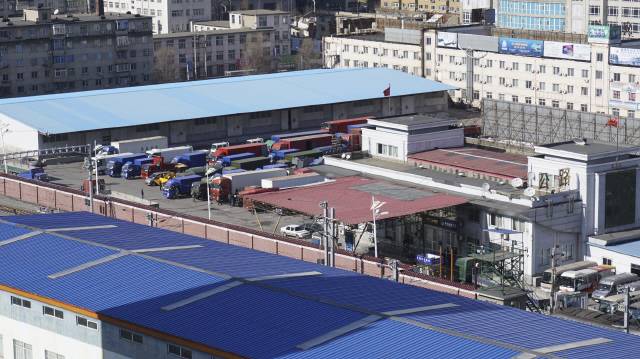 중국 랴오닝성 단둥에서 북한 신의주로 들어가는 중조우의교를 건너기 전, 세관에서 짐 검사 등의 절차를 밟아야 한다. 지난 11일 인근 한 호텔 고층 복도에서 세관의 주차장을 찍었다. 북한으로 들어가려는 트럭이 줄지어 주차돼 있다. 하루 두 차례 정해진 시간에 중조우의교를 통해 중국에서 북한으로, 북한에서 중국으로 사람과 물자가 이동한다.