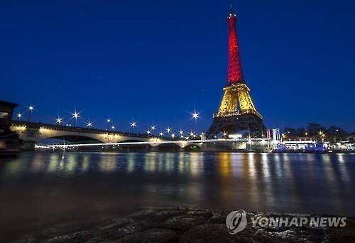 벨기에 국기 색깔로 조명을 밝힌 에펠탑 [epa=연합뉴스]