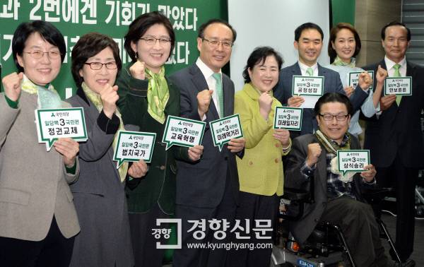 국민의당이 27일 서울 마포 당사에서 박선숙 사무총장(왼쪽) 등 4·13 총선 비례대표 후보들로 구성된 ‘국민편 일당백’ 유세단을 발족하며 파이팅을 외치고 있다. 권호욱 선임기자