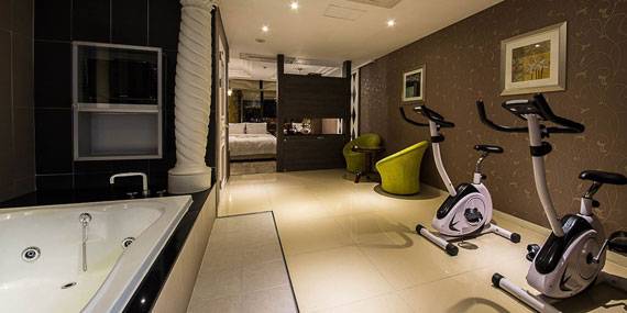 모텔이 달라졌다. 단순 숙박시설에서 각종 편의 시설과 인테리어로 차별화했다. 객실에 운동용 고정식 자전거를 설치한 서울 마포구 노고산동 ‘라뉘’. [사진 각 업체]