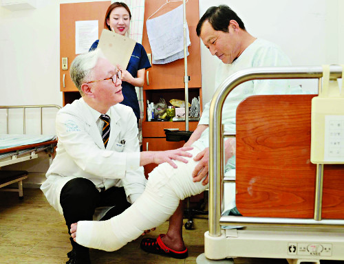 연세에스병원 심영기 박사가 원인불명의 림프부종으로 왼쪽 다리가 부어오른 남성 환자의 상태를 살펴보고 있다. 연세에스병원은 이런 난치성 림프부종 치료와 하지정맥류 환자들을 전문적으로 돌봐주는 곳이다. 곽경근 선임기자