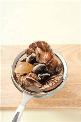 1. 조개는 모시조개, 바지락, 가리비 등으로 준비하여 흐르는 물에 씻어 껍질을 깨끗이 씻어 옅은 소금물에 30분 정도 담가 해감하여 체에 건져 물기를 뺀다.