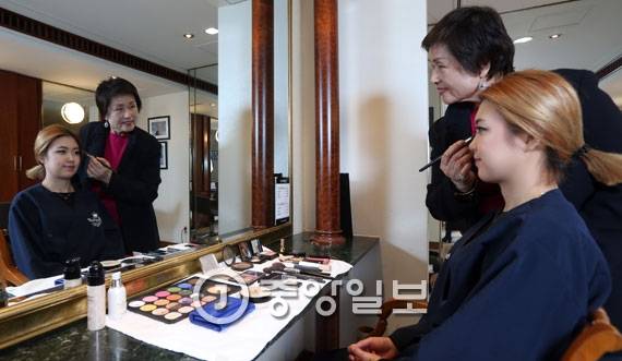 서울 명동 마샬미용실에서 지난 21일 하종순 회장이 메이크업 교육을 하고 있다. [사진 강정현 기자], [사진 마샬미용실]