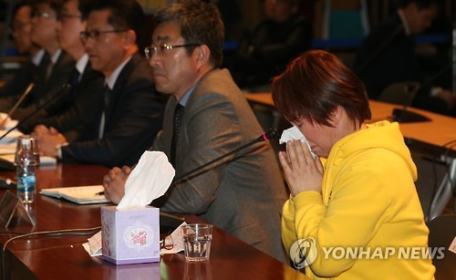 멈추지 않는 눈물     (서울=연합뉴스) 서명곤 기자 = 4·16 세월호참사 특별조사위원회 제2차 청문회 이틀째인 29일 오후 서울 시청 다목적홀에서 참고인 자격으로 증인석에 앉은 한 유가족이 눈물을 흘리고 있다.