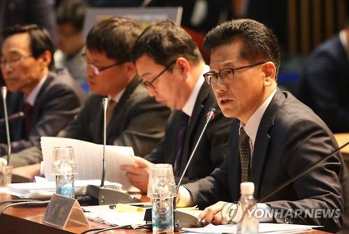 답변하는 연영진 세월호인양추진단장     (서울=연합뉴스) 김주성 기자 = 29일 오후 서울 시청 다목적홀에서 열린 4·16 세월호참사 특별조사위원회 제2차 청문회에서 증인으로 참석한 연영진 해양수산부 세월호인양추진단장이 위원들의 질문에 답하고 있다.