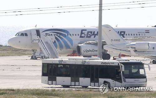 키프로스 공항에 착륙한 피랍 이집트항공 여객기(AP=연합뉴스)