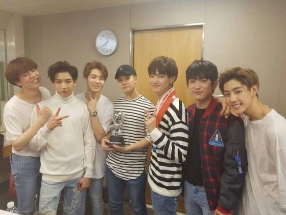 갓세븐이 '엠카' 1위 기념 인증샷을 공개했다. © News1star / 갓세븐 트위터