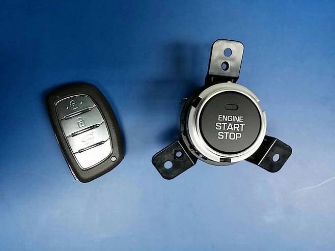 현대모비스가 개발한 스마트키와 엔진스타트&스톱 버튼