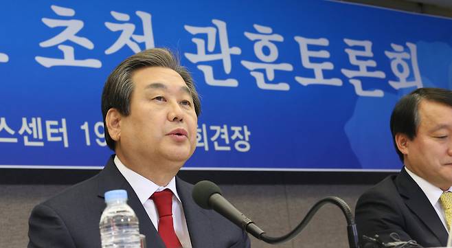 김무성 새누리당  대표가 30일 오후 서울 중구 한국언론회관에서 열린 관훈토론회에서 인사말을 하고 있다. 김경호 선임기자 jijae@hani.co.kr