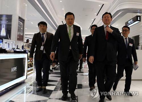 (도쿄=연합뉴스) 이세원 특파원 = 신동빈 롯데그룹 회장이 31일 일본 도쿄 긴자에 개점한 면세점에 도착해 매장을 살피며 이동하고 있다.