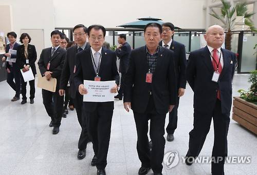 항의 나선 5.18 역사왜곡대책위     (세종=연합뉴스) 안정원 기자 = 김후식 5.18 민주화운동부상자 회장 등 5.18 역사왜곡대책위 관계자들이 31일 오전 정부세종청사 교육부를 항의방문 하고 있다.     이들은 개정된 초등학교 교과서에 5.18과 민주화 과정 등 현대사 부분에서 군부 정권에 우호적으로 서술됐다며 이영 차관과의 면담을 위해 교육부를 방문했다. 2016.3.31     jeong@yna.co.kr