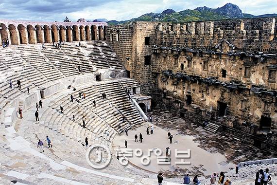 2세기에 지어진 아스펜도스의 고대 원형극장. 오늘날에도 본래 기능 그대로 오페라와 발레 공연장으로 사용되고 있다.