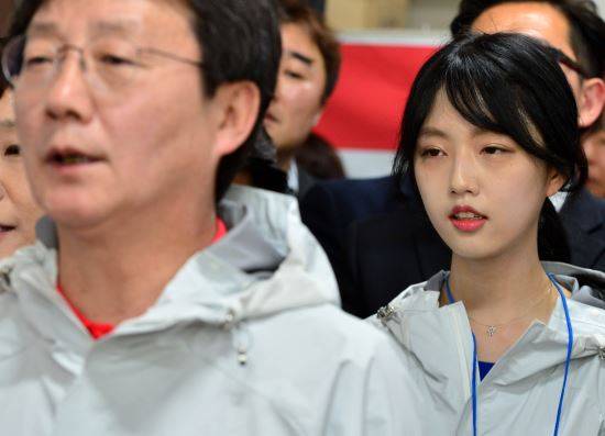 무소속 유승민(대구 동을) 후보 선거대책위원회 발대식이 열린 30일 오후 대구 동구 선거사무소에서 유 후보의 딸 유담 양이 아버지의 인사말을 듣고 있다. 뉴시스