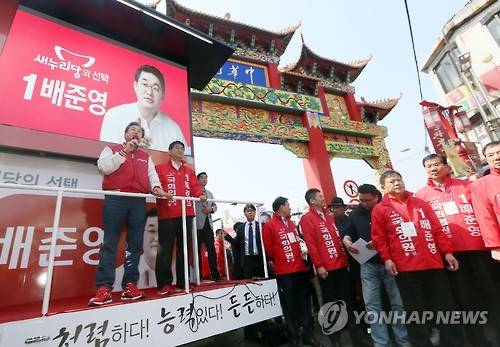 <총선> 차이나타운 찾은 김무성     (인천=연합뉴스) 윤태현 기자 = 새누리당 김무성 대표가 2일 오후 인천시 중구 차이나타운에서 4·13 총선 인천 중구·동구·옹진군·강화군에 출마한 새누리당 배준영 후보를 지지해달라고 시민에게 호소하고 있다.     tomatoyoon@yna.co.kr