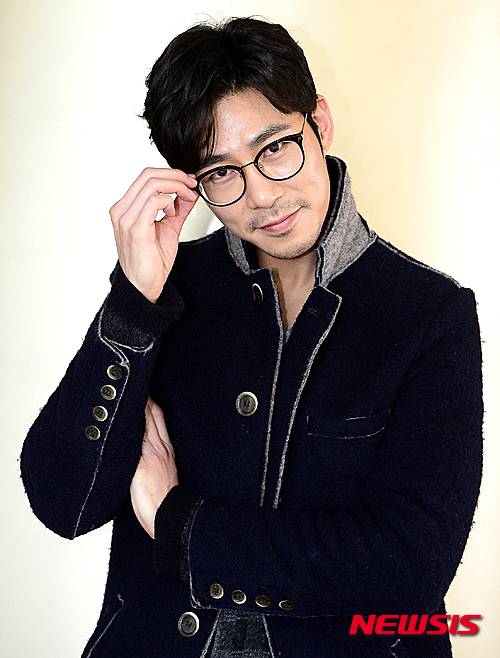【서울=뉴시스】추상철 기자 = 뮤지컬 '삼총사'에서 아토스역을 맡은 박은석이 29일 오후 서울 구로구 디큐브아트센터에서 뉴시스와 인터뷰를 갖은 후 포즈를 취하고 있다. 2016.03.29.  scchoo@newsis.com