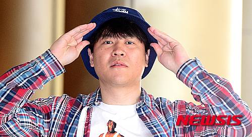 【서울=뉴시스】추상철 기자 = 뮤지컬 '삼총사'에서 포르토스역을 맡고 있는 배우 황이건이 29일 오후 서울 구로구 디큐브아트센터에서 뉴시스와 인터뷰를 갖은 후 포즈를 취하고 있다. 2016.03.29.  scchoo@newsis.com