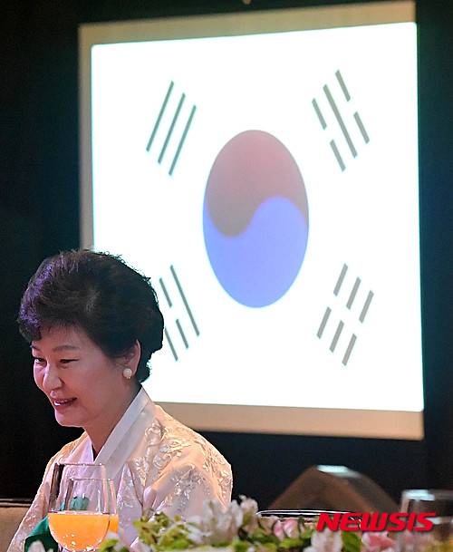 【멕시코시티(멕시코)=뉴시스】박주성 기자 = 멕시코를 공식 방문한 박근혜 대통령이 2일 오후(현지시간) 멕시코 시티 인터콘티넨탈 호텔에서 열린 동포 만찬간담회에 참석해 김현욱 멕시코 한인회장의 인사말을 경청하고 있다. 2016.04.03.   park7691@newsis.com