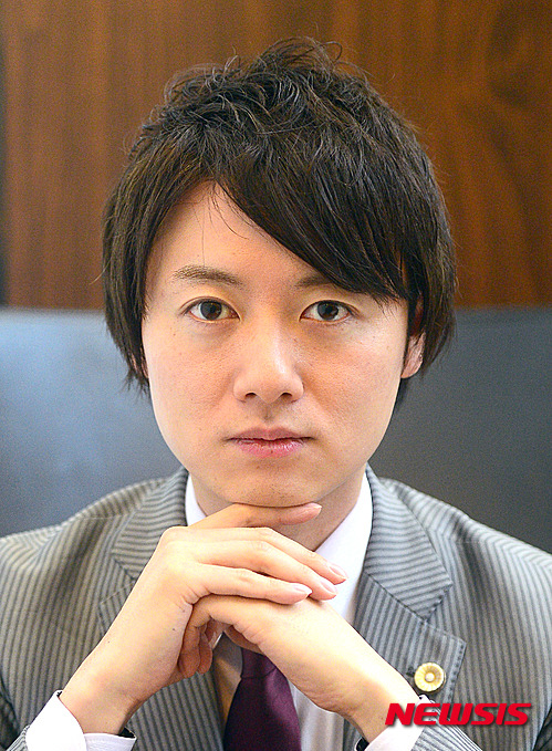 【서울=뉴시스】김동민 기자 = 일본 사법시험을 공부 2년 만에 합격한 일본의 인기 변호사이자 ‘정답부터 보는 꼼수 공부법(위즈덤하우스 펴냄)’의 저자 야마토 사토(佐藤大和)가 30일 오후 서울 강남구 노보텔 앰배서더 강남 호텔에서 뉴시스와 인터뷰에 앞서 사진 촬영을 하고 있다.    야마토 사토의 저서는 일본에서 발간되자마자 사법시험 분야 1위로 꼽힐 정도로 큰 인기를 누리고 있다. 2016.03.31.  life@newsis.com