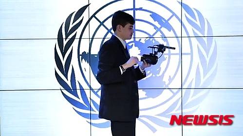 【뉴욕=뉴시스】노창현 특파원 = 반기문 유엔 사무총장이 자폐아 출신 청년 영화제작자와 인터뷰한 동영상이 시선을 끌고 있다. 지난 2일 '세계 자폐증 인식의 날(World Autism Awareness Day)'을 맞아 유엔 홈페이지에 오른 동영상은 '벤자민의 이야기'라는 제목으로 필름메이커 벤자민 로슬로프가 반기문 총장과의 인터뷰를 중심으로 한 내용이다. 로슬로프는 이 동영상에서 자폐증을 비롯한 장애문제와 가난 인권 등 유엔이 역점을 두는 지속가능한 개발목표에 대한 반총장의 소회와 의견 등을 청취하고 세계 각국의 예술과 사진 전시회 등 관련 내용을 소개하고 있다. 2016.04.03. <사진=유엔 웹사이트 캡처>   robin@newsis.com
