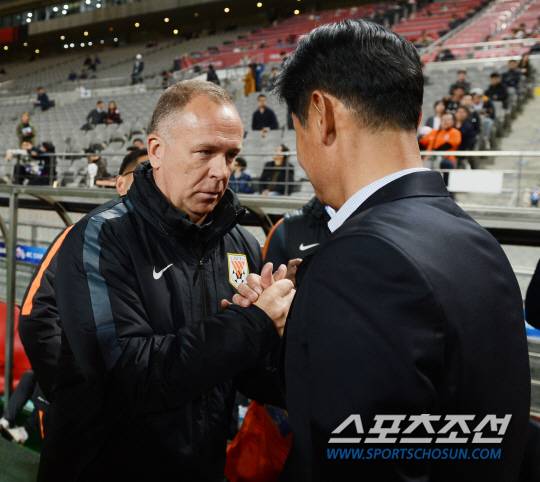 [포토] 악수 나누는 최용수-메네제스 감독