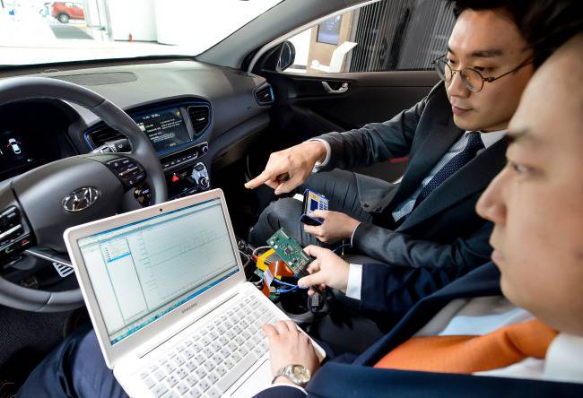 사진3)현대∙기아차 연구소 직원들이 차량 네트워크 관련 부품을 테스트하고 있는 모습.