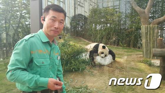 지난 5일 찾은 에버랜드 판다월드 강춸원 사육사와 암컷 판다 아이바오. 강철원 사육산느 하루 15~16시간씩 판다들을 돌보고 있다. 에버랜드는 200억원을 들여 사육장과 관람시설을 조성했다. © News1