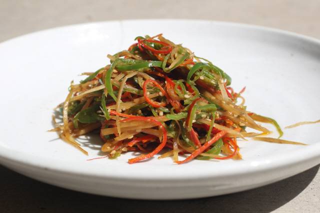 대전 영선사 법송 스님이 만든, 당면이 들어가지 않은 우엉잡채. 사진 박미향 기자