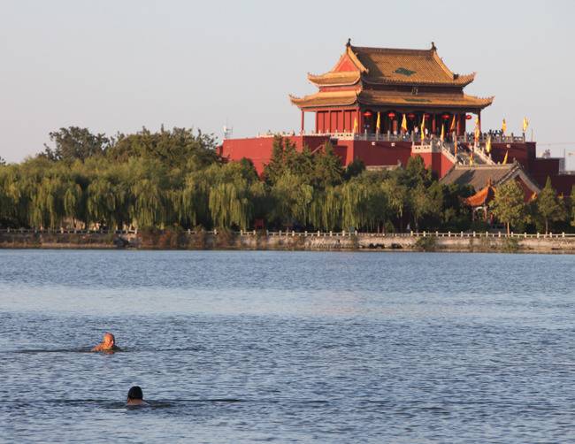 송·금의 황궁터이던 곳에 세워진 룽팅공원. 수영하지 말라는 팻말이 있어도 아랑곳하지 않고 수영하는 중국인들이 있다.