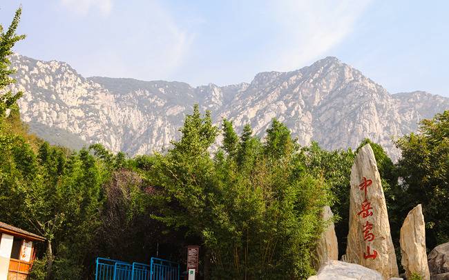 중악(中岳)으로 숭상받는 쑹산