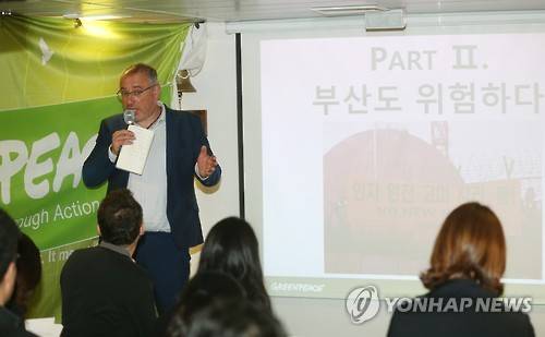고리원전 위험 경고하는 그린피스      (부산=연합뉴스) 김선호 기자 = 숀 버니 그린피스 원전 수석 캠페이너가 7일 부산항 1부두에 정박 중인 레인보우 워리어호에서 기자회견을 열고 원전 사고의 위험성을 설명하고 있다. 2016.4.7     wink@yna.co.kr