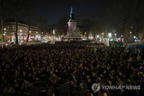 파리 레퓌블리크 광장의 '밤샘 시위' 모습(AFP=연합뉴스)