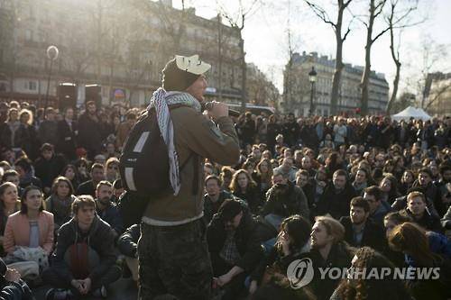파리 레퓌블리크 광장 '밤샘 시위'에서 발언하는 시민(AFP=연합뉴스)