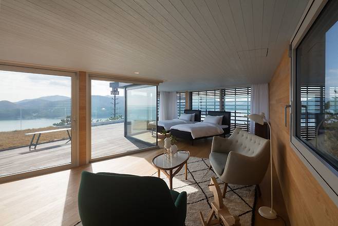 A2동 3층 침실. 통유리로 남해의 절경이 바로 보인다.