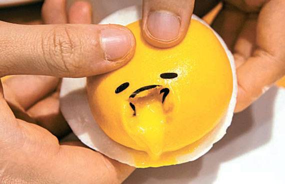 커스터드 크림을 넣은 디저트 등으로 출시돼 팔리고 있다.