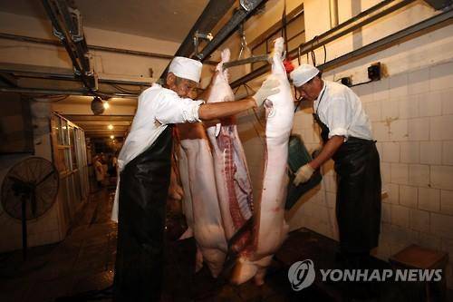 중국 도축장에서 돼지고기를 자르는 장면. (AP=연합뉴스 자료사진)