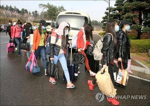 북한 해외식당 근무 종업원 13명 국내 입국 (서울=연합뉴스) 북한 해외식당에서 근무하는 종업원 13명이 집단 탈출해 7일 국내에 입국했다고 통일부가 8일 밝혔다. 정준희 통일부 대변인은 이날 정부서울청사에게 열린 기자회견에서 "북한 해외식당에서 근무 중이던 지배인과 종업원 등 13명이 집단 귀순했다"며 "이들은 남자 지배인 1명과 여자 종업원 12명으로, 4월 7일 서울에 도착했다"고 말했다. 2016.4.8 [통일부 제공]