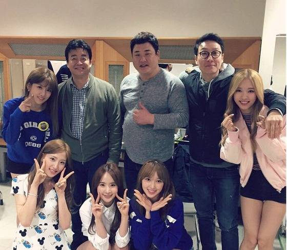 우주소녀가 '3대 천왕' MC들과 찍은 인증샷을 공개했다. © News1star / 스타쉽엔터테인먼트