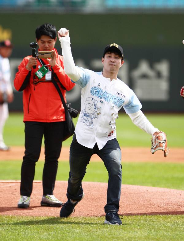 9일 부산 사직구장에서 열린 ‘도라에몽과 함께하는 패밀리데이’에서 시구자로 선정된 배우 심형탁이 도라에몽 유니폼을 입고 시구를 하고 있다. 롯데 자이언츠 제공